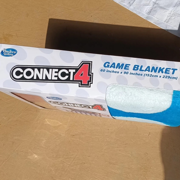 Brand NEW Hasbro Connect 4 Game Throw Blanket Set - Picture 4 of 5